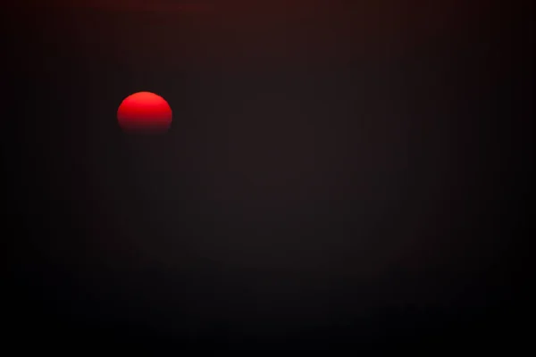 Rudé Slunce Zapadá Šedorůžovém Oparu Zimní Pastelová Krajina Medový Západ — Stock fotografie