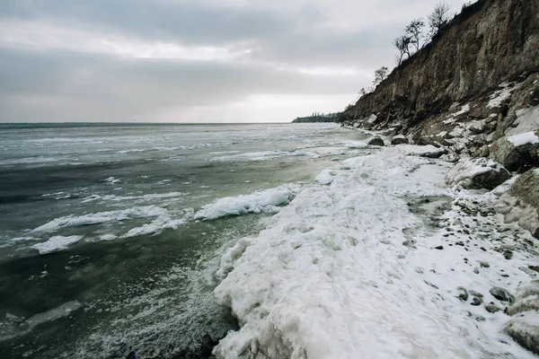 Замерзшая Вода Сине Зеленый Лед Реке Зимний Пейзаж Прудом — стоковое фото