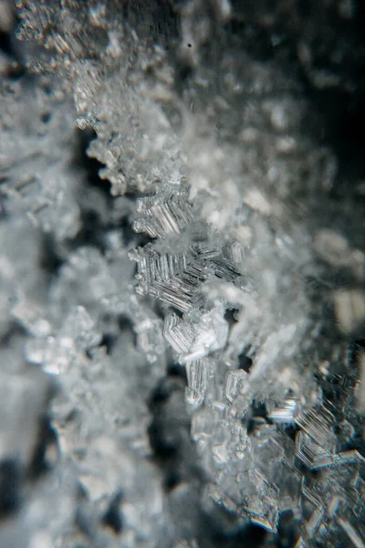 冷たい色合いの氷の結晶質のテクスチャのマクロショット 氷の成長 霜のない技術 — ストック写真