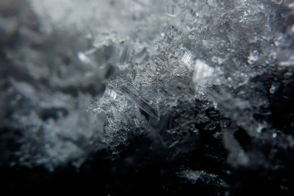 Buz Tabakasının Soğuk Gölgelerindeki Kristal Dokusunun Makro Görüntüsü Bir Buz — Stok fotoğraf