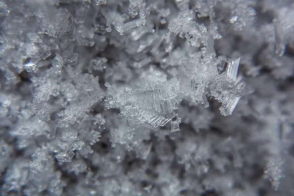 冷たい色合いの氷の結晶質のテクスチャのマクロショット 氷の成長 霜のない技術 — ストック写真