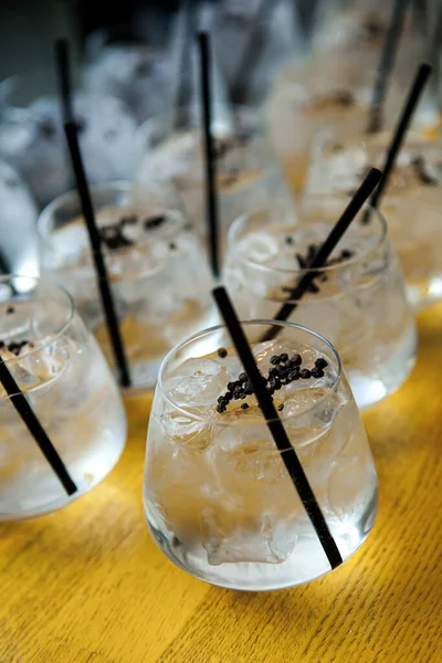 Cocktails Med Och Ett Svart Sugrör Låga Glas Med Svarta — Stockfoto