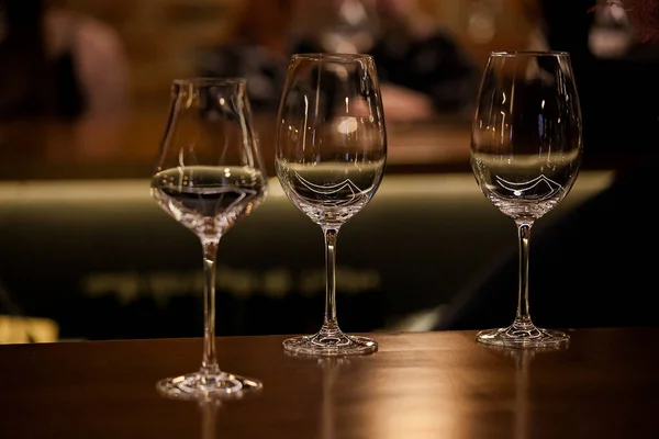 Bicchieri Vino Bottiglie Vino Nell Entourage Del Wine Bar Sera — Foto Stock