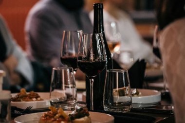 Şarap kadehleri ve şarap şişeleri akşamları şarap barında.