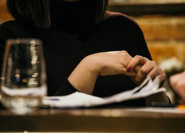 Soyut bulanık restoran ışıklarının önündeki ahşap masa barın arka planında.