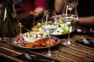 geceleri akşam yemeği partisine hazırlanan bahçe terasında büyük rustik masa