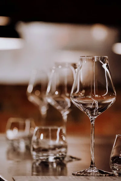 Bicchieri Vino Bottiglie Vino Nell Entourage Del Wine Bar Sera — Foto Stock