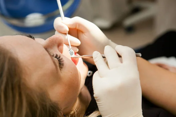 Dişçi Genç Beyaz Bir Kadın Bir Hastayı Muayene Ediyor Dişçi - Stok İmaj