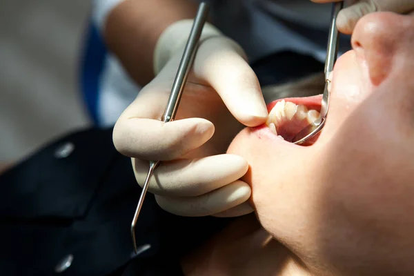 Dişçi Genç Beyaz Bir Kadın Bir Hastayı Muayene Ediyor Dişçi Telifsiz Stok Imajlar
