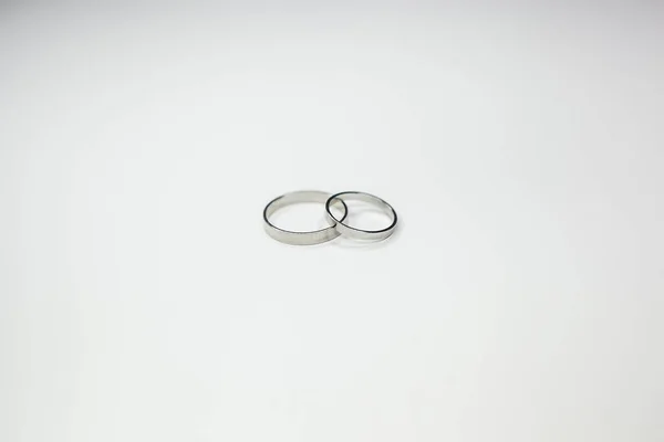 Anéis Casamento Clássicos Feitos Metal Branco Fundo Branco — Fotografia de Stock