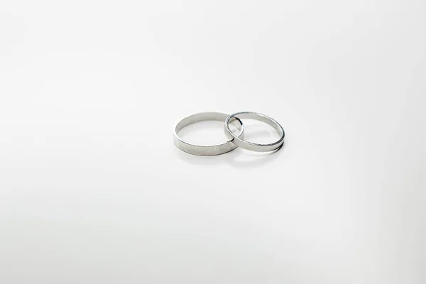 Anéis Casamento Clássicos Feitos Metal Branco Fundo Branco — Fotografia de Stock