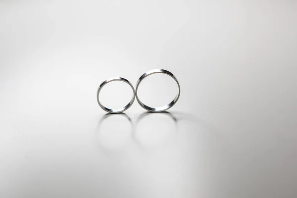 Anéis Casamento Clássicos Feitos Metal Branco Fundo Branco — Fotografia de Stock