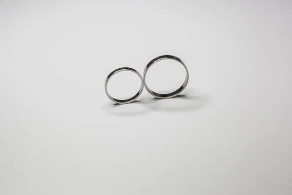 Anéis Casamento Clássicos Feitos Metal Branco Fundo Branco — Fotografia de Stock