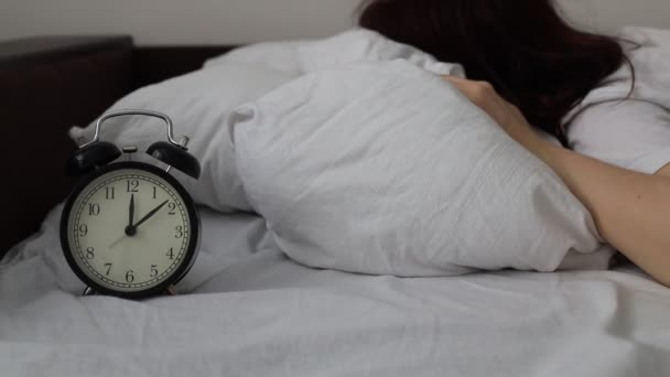 Jovem Está Dormindo Sua Cama Relógio Alarme Primeiro Plano Menina — Vídeo de Stock