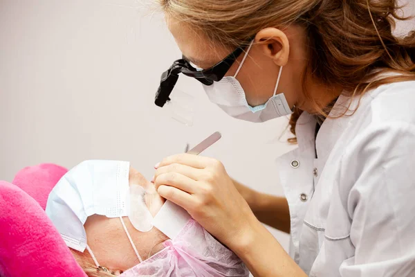 Ein Mädchen Macht Das Verfahren Zur Verlängerung Der Wimpern Während — Stockfoto