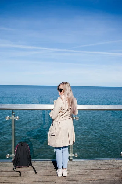 Ein Blondes Mädchen Mit Einem Rucksack Vor Dem Hintergrund Eines — Stockfoto