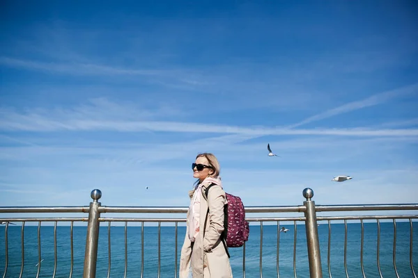 Una Ragazza Bionda Con Uno Zaino Sullo Sfondo Mare Freddo — Foto Stock