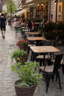 Yazın açık kafede ya da restoranda boş sandalyeler. Restoran masaları müşterileri bekliyor, eski kasaba.
