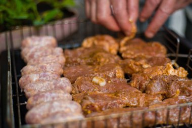 Izgaraya et koyan adam. Dışarıda dinlenmek için. Barbekü Izgara Sokak Yemekleri. Yaz barbeküsü pişirme, komik piknik.