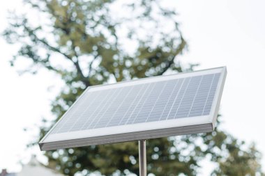 Şehir merkezindeki Solar Street paneli. Yenilenebilir enerji kavramı, teknoloji, elektrik, hizmet ve gelecek