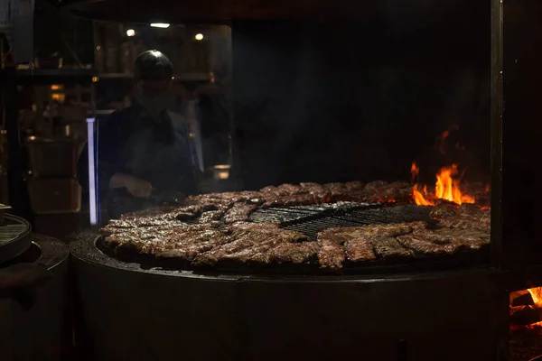 Spar revben matlagning på grill grill. Grillrestaurang öppet kök. Chef matlagning revben i BBQ — Stockfoto