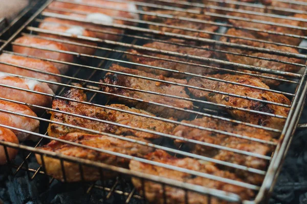 En grill med kött. Vila på landet utanför. Grillmat på Grillgatan. Sommar grill matlagning, rolig picknick. — Stockfoto