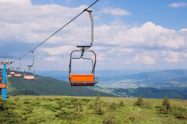 Bir yaz dağ manzarasında kayak kaldırma direği. Karpat Dağları, Ukrayna, Avrupa. Toprağın güzelliğini keşfedin. Turizm konsepti
