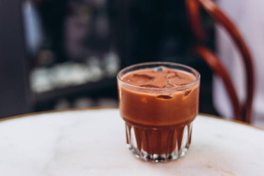 Buzlu çikolata kokteyli. Soğuk içecekler, yaz sıcağında tatlılar. Kafede düzen