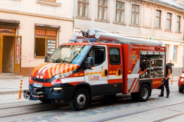 Lviv, Ukrayna 06 Temmuz 2021 itfaiye aracı ile itfaiyeciler. Şehrin sokaklarında kırmızı itfaiye aracı.