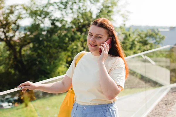 Šťastná mladá žena s plátěnou taškou mluví na mobilním telefonu na City Street. Bezstarostná a šťastná, slunečná letní nálada. Koncept komunikace a cestování — Stock fotografie