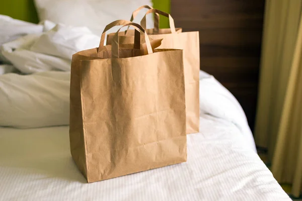 Lieferung von Lebensmitteln Basteltaschen auf dem Bett an sonnigen Tagen. Lieferung bei jedem Wetter rund um die Uhr an den Kunden. Fast Food Öko-Verpackung mit großem Frühstücksset — Stockfoto