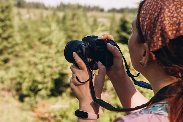 夏の緑の公園で写真を撮る美しい笑顔の女性の肖像画。自然の中でハイキング。旅行のコンセプト — ストック写真