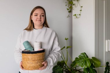 El yapımı makrome örgü. Kadınların elinde makrome şeklinde aksesuarlar. Baner kopyalama alanı. Tartışmanın farklı türleri