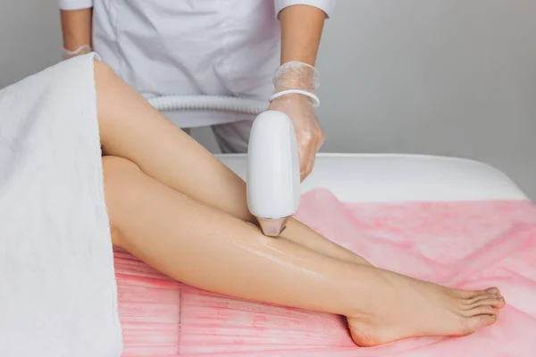 Depilacja nóg, zabieg laserowy w klinice medycznej. Piękne, gładkie kobiece nogi w salonie piękności, koncepcja spa. Baner do pielęgnacji skóry laserowej — Zdjęcie stockowe
