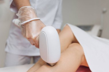Bacaklarda saç kesimi, klinikte lazer prosedürü. Güzellik salonunda güzel, pürüzsüz kadın bacakları, spa konsepti. Lazer cilt bakım pankartı