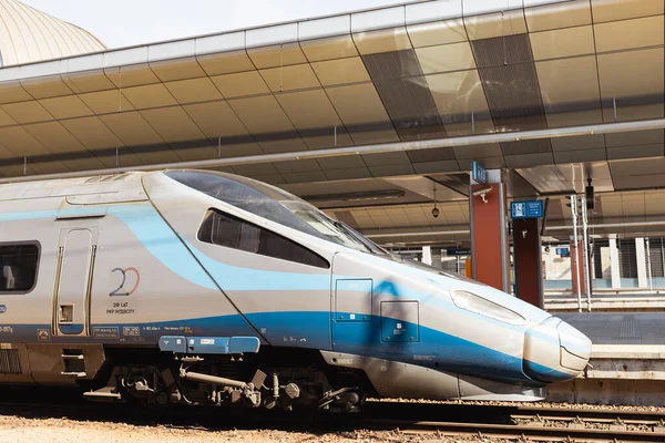 Cracovia, POLONIA - 20 de marzo de 2022, PKP Intercity Tren de alta velocidad Pendolino en la plataforma en Cracovia, día soleado — Foto de Stock