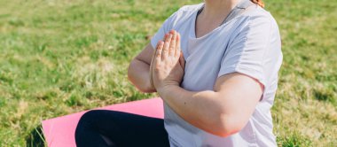 Yoga yapan bir kadın, Ardha Padmasana egzersizi yapan ve yarım Lotus pozu veren bir kız.