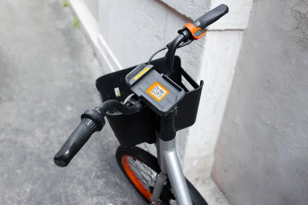 Servicio de alquiler de bicicletas en el aparcamiento de la ciudad. Enfoque selectivo. La gente puede escanear el código QR con la aplicación para alquilar la bicicleta, —  Fotos de Stock