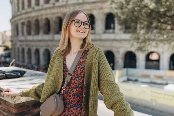 Talya Roma Daki Kolezyum Arka Planında Mutlu Bir Kadının Portresi — Stok fotoğraf