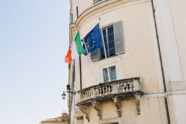 Bir evin balkonunda AB bayrağı asılı İtalya bayrağı