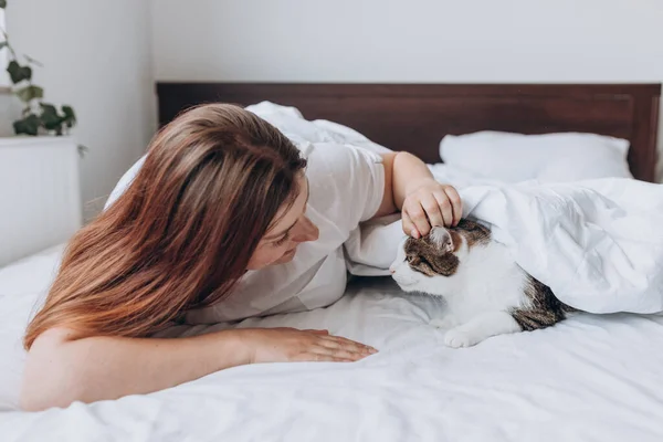 Happy Young Woman Cat Bed Home Cold Weather Pet Warms — Stock Photo, Image