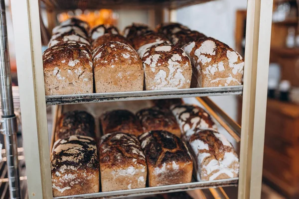 Fırın raflarında altın kabuklu taze ekşi ekmek..