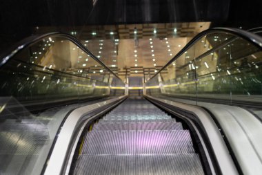 Bir binanın içinde modern yürüyen merdiven elektronik sistemi. Halk Alışveriş Merkezi 'nde yürüyen merdiven. Metro.