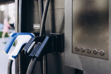 Elektrikli araba şarjı için güç kaynağı. Elektrikli araba aküsü için priz. Elektrikli araba şarj istasyonu