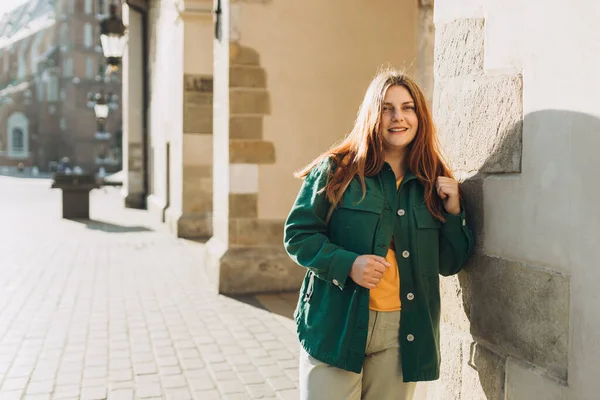 Mladá Žena Cestuje Batohem Evropě Podzim Stylová Cizinka Zkoumá Architektonickou — Stock fotografie