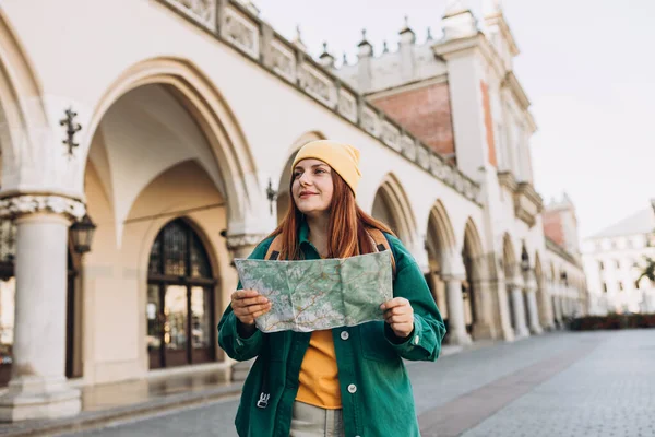 Çekici Genç Bayan Turist Yeni Şehri Keşfediyor Kızıl Saçlı Kız — Stok fotoğraf