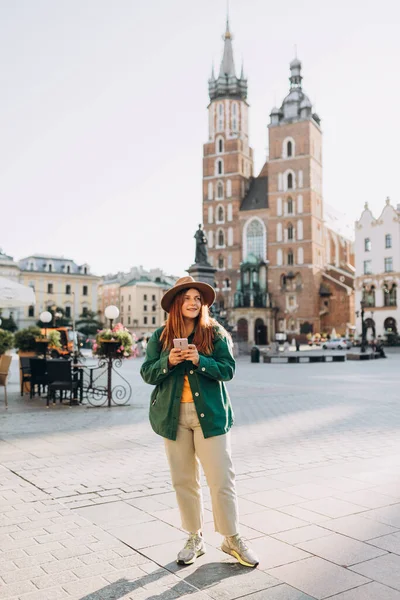 Piękna Stylowa Kobieta Spacerująca Rynku Krakowie Jesienny Dzień Trzymająca Telefon — Zdjęcie stockowe