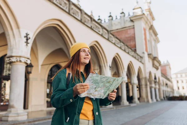 Vonzó Fiatal Női Turista Felfedezi Várost Vörös Hajú Lány Kezében — Stock Fotó