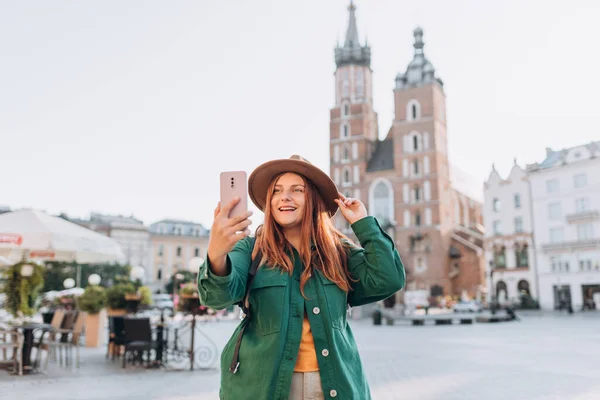 Mladá Žena Turista Klobouku Dělat Selfie Foto Před Slavnou Marys — Stock fotografie