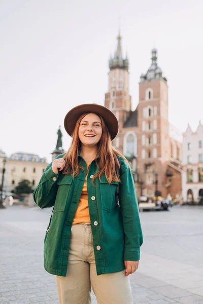 Güneş Işığında Ünlü Bir Katedral Krakow Daki Pazar Meydanı Nda — Stok fotoğraf